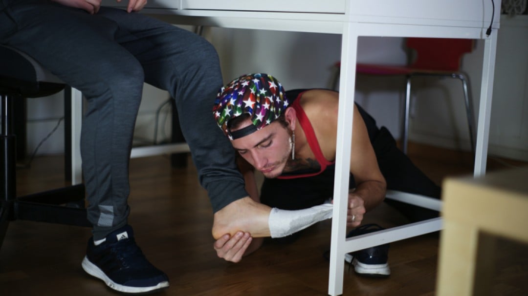 Foot worship in beds session with twinks