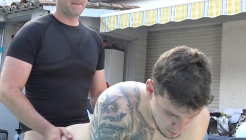 SLIDE YOUNG MAN dose un pote hetero au bord de la piscine