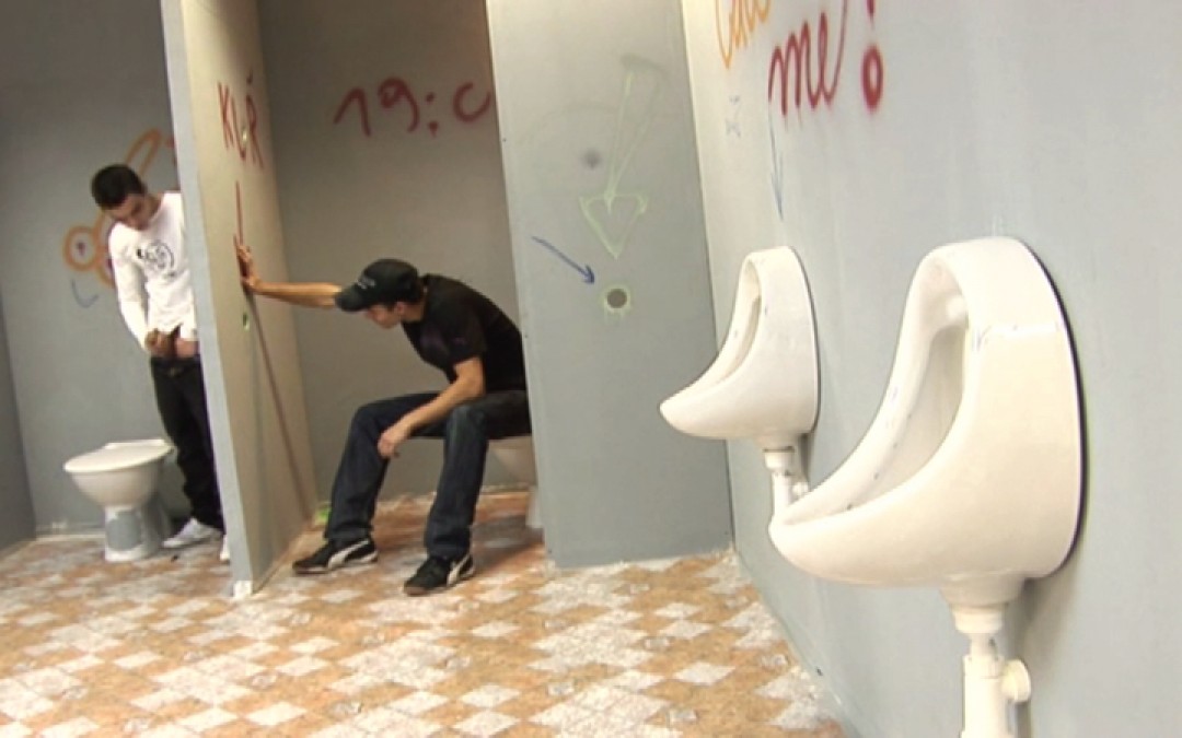 Junge Spermaspritzer in öffentlichen Toiletten