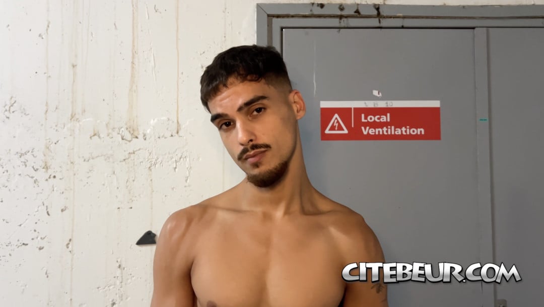 Yos ist zurück! 20 cm Araber-Cock im Solo-Jerk im Parkhaus