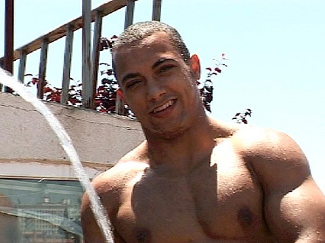 IVAN: SUPERSEXY MUSCLED BRAZILIAN GUY LIKES IT WET!