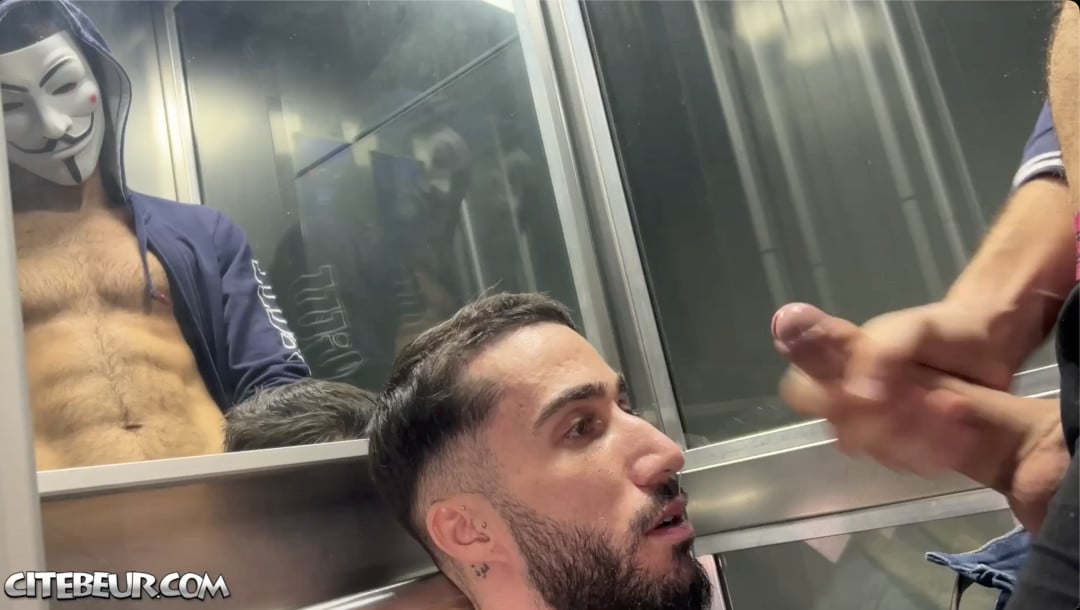 AndoliniXXL : Le beur Cocksucker pompe sa mega bite dans l'ascenseur