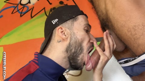 algerien gay barbu suce et lèche la bite circoncise d'un rebeu