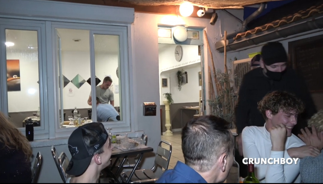 Heterosexueller wird in einem Restaurant in Bordeaux vor allen Leuten gefickt