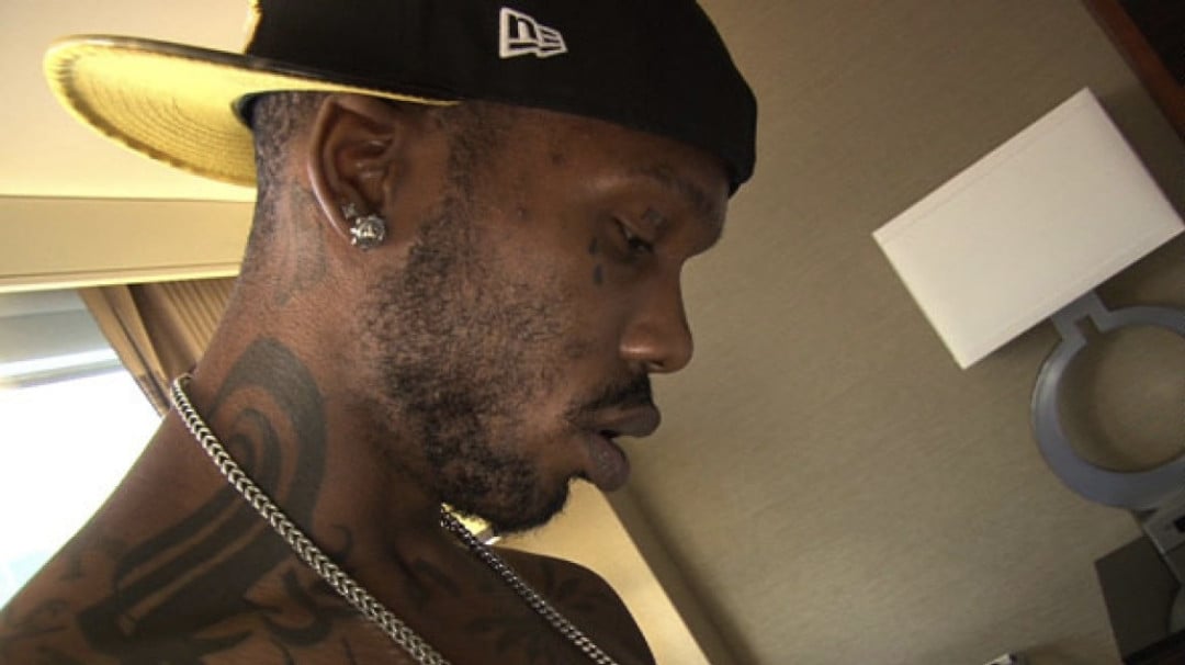 [Treasure Island Media] BBC makes him bite the pillow   Image 006