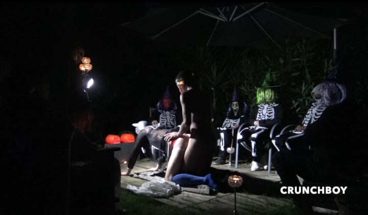 Caméra cachée tournage Halloween obéissance en public