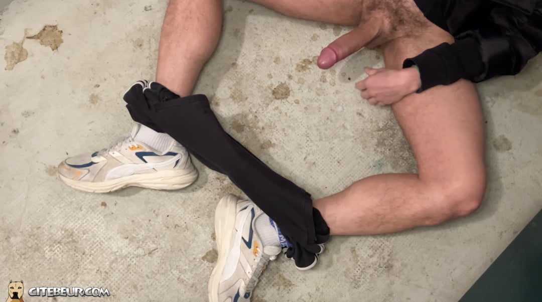 Paris Mon Amour – Ragazzo di periferia mostra cazzo 23 cm