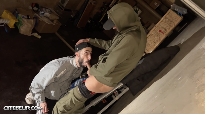 racaille de cite se fait sucer dans un garage par son pote gay beur