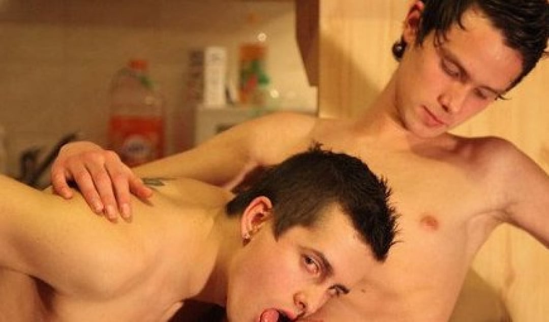 Quand les jeunes étudiants gays vident leurs couilles