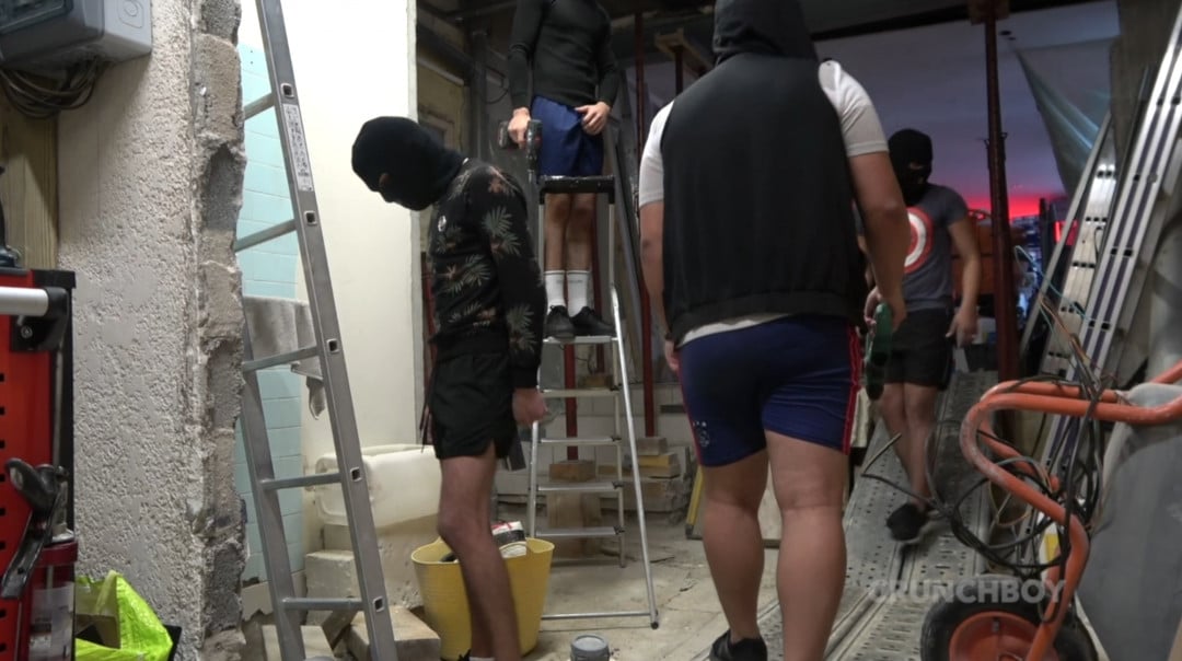 Orgy on a construction site with 4 straight workers emptying themselves into a mouth