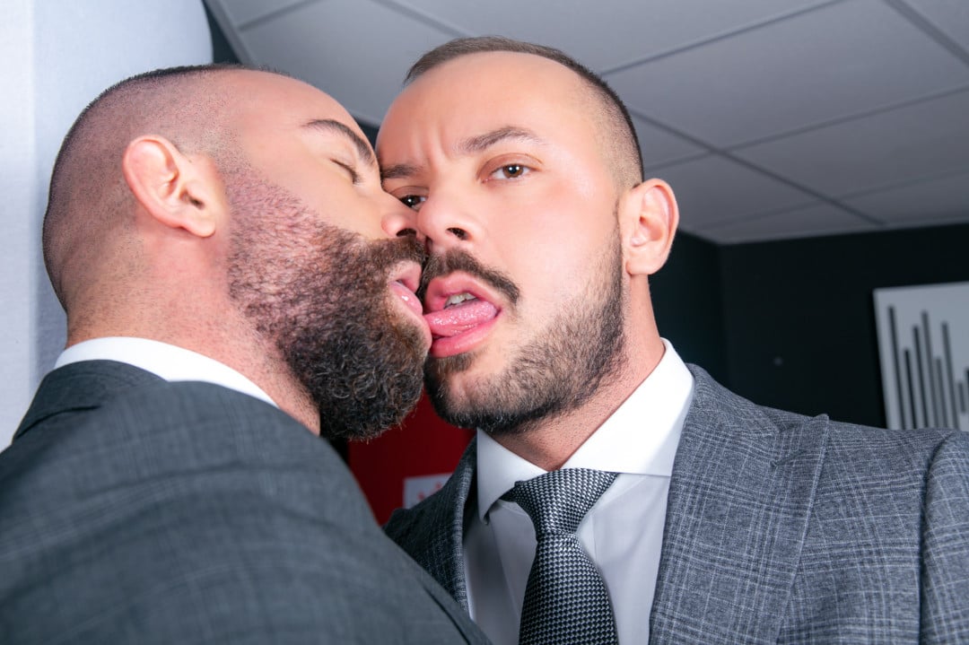 MENATPLAY Supporting Co Worker 07