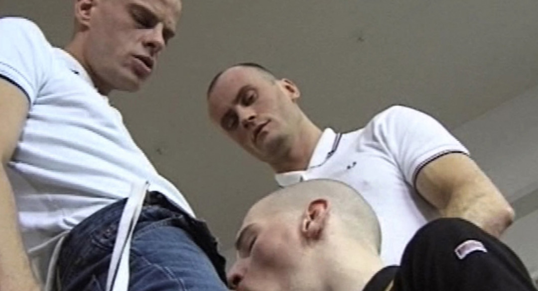 Junge Homosexuell Junge saugen 4 große Schwänze von Skinheads