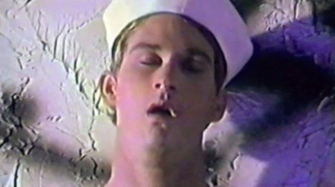 Marinero Gay Musculoso se Masturba Solo