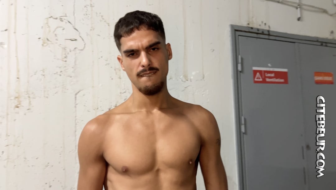 Yos ist zurück! 20 cm Araber-Cock im Solo-Jerk im Parkhaus