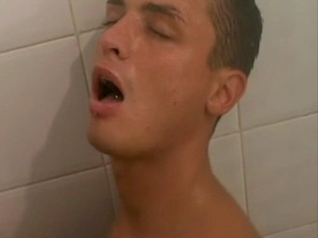 Deux jeunes arabes gay baisent sous la douche
