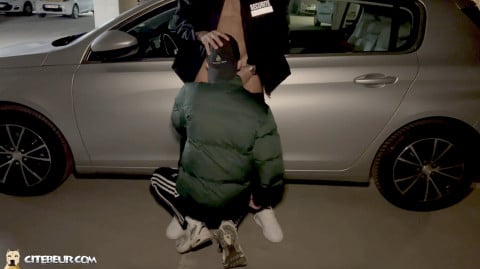 plan cul avec un vigile