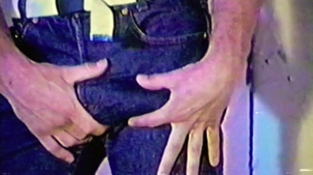 Marinero Gay Musculoso se Masturba Solo