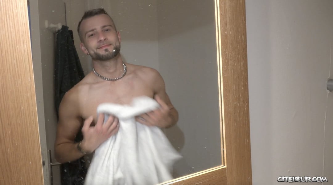 Alex Brand prend sa douche et montre ses belles fesses
