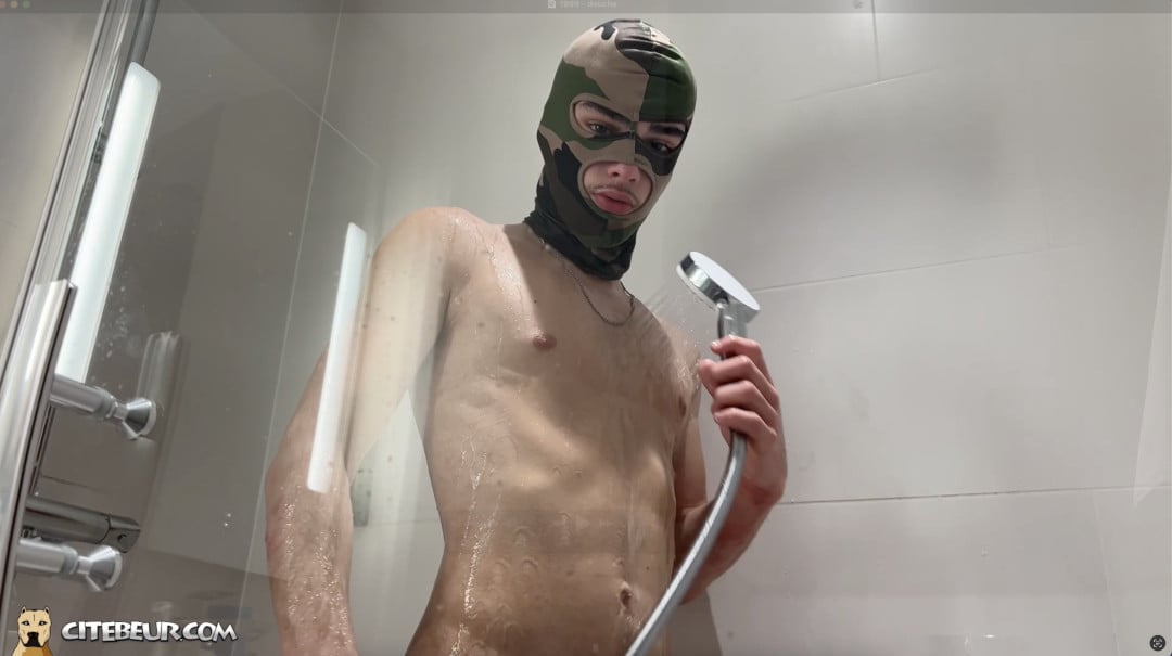 jeune algerien kabyle sous la douche