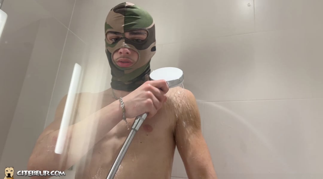 Bimacho Sous la Douche: mirada cabila y tensión ardiente