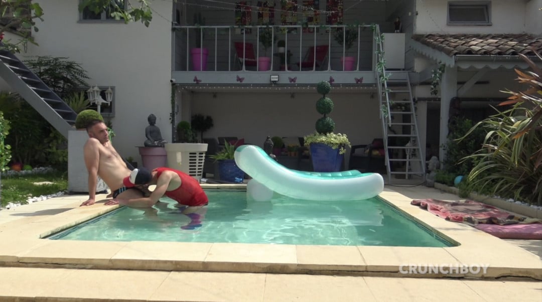 Sexe à la piscine : Kevin JAMES baisé par FRED