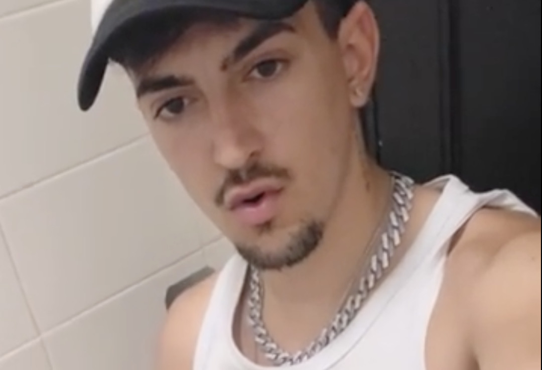 Masturbation dans les toilettes publiques 5