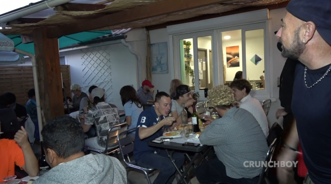 Un heterosexual es follado en un restaurante de Burdeos delante de todo el mundo