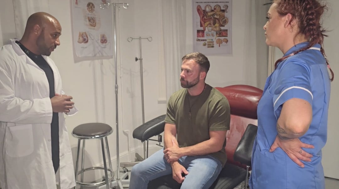 Examen Médical Hot avec Ethan un Barbu Viril et Sophie Fox Plan Bi à 3