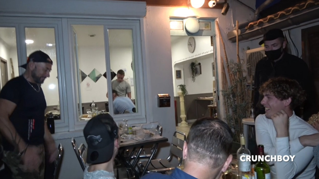 Un heterosexual es follado en un restaurante de Burdeos delante de todo el mundo