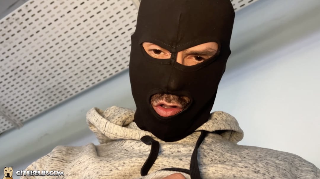 mec hétéro cagoulé racaille de cité donne sa bite à sucer