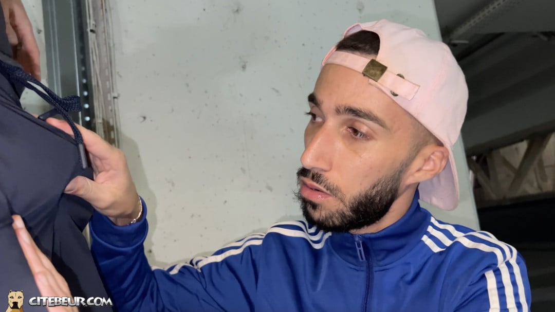 Unboxing the best veiny cock in Paris