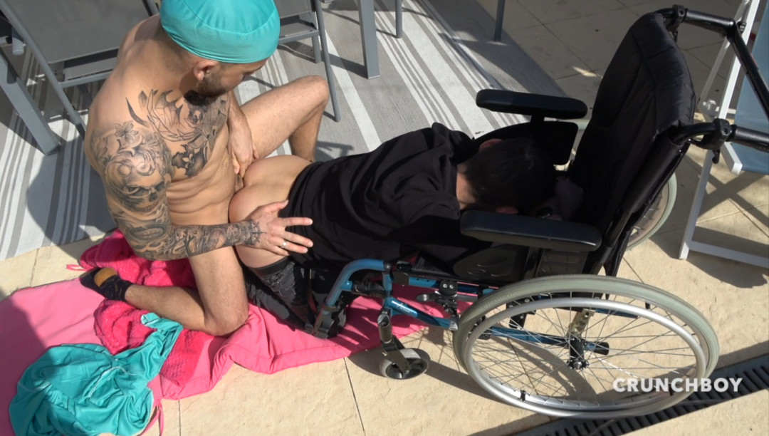 Kevin DAVID dose un jeune handycapé super sexy en fauteuil roulant