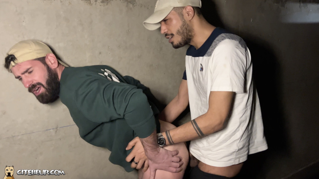 Trío árabe duro en el capó - Alaidin y sus amigos dominan un fondo hambriento