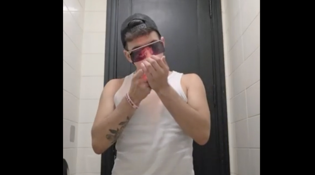 Masturbation dans les toilettes publiques 9