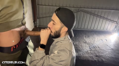 beur gay suce son pote dans un garage