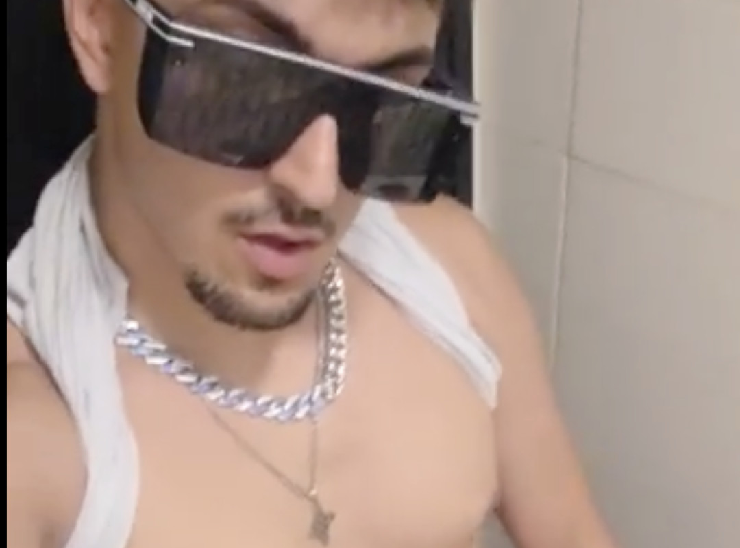 Masturbation dans les toilettes publiques 3