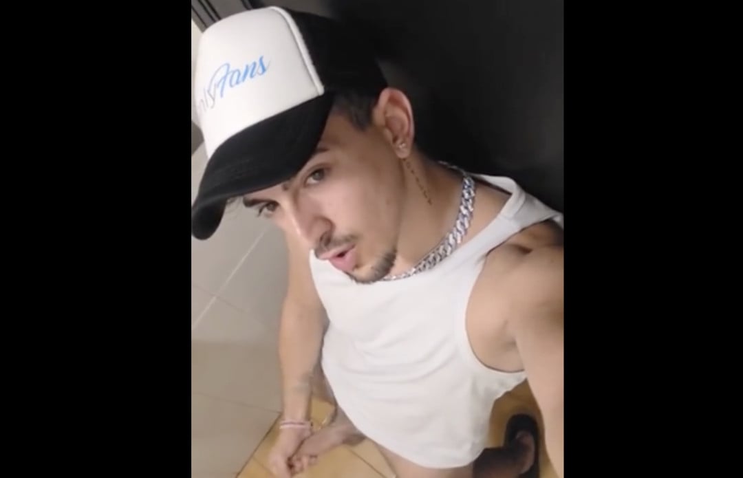 Masturbation dans les toilettes publiques 1