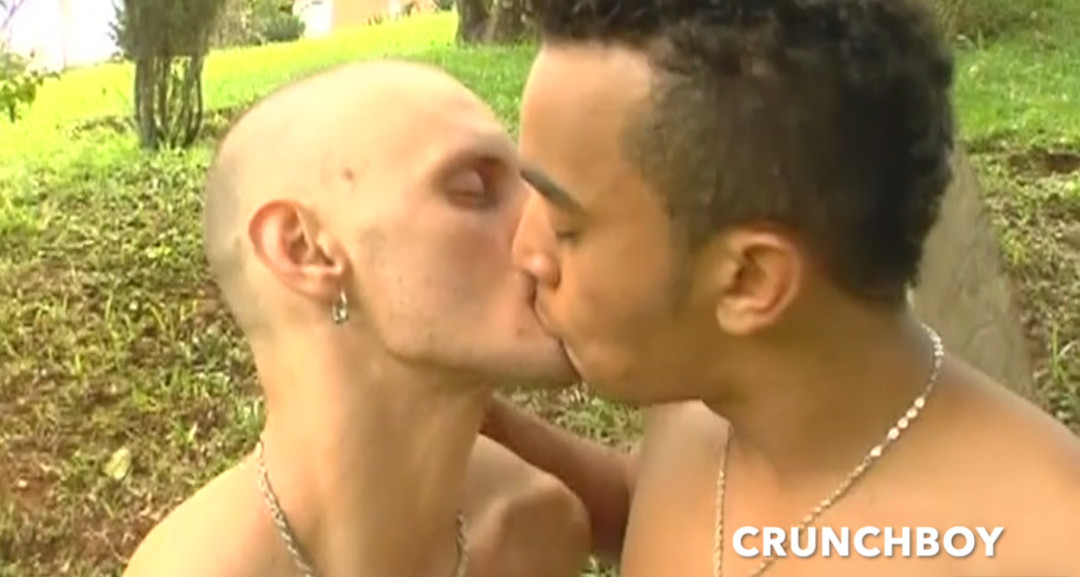 Zwei gut aussehende heterosexuelle Latinos ficken Bareback auf einem Flirtplatz