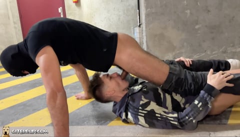 francais blanc se fait baiser par terre dans un parking