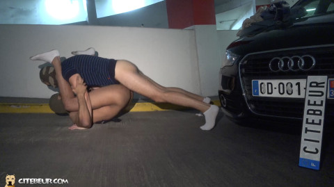 rebeu domi nique le cul d'un black dans un parking gay