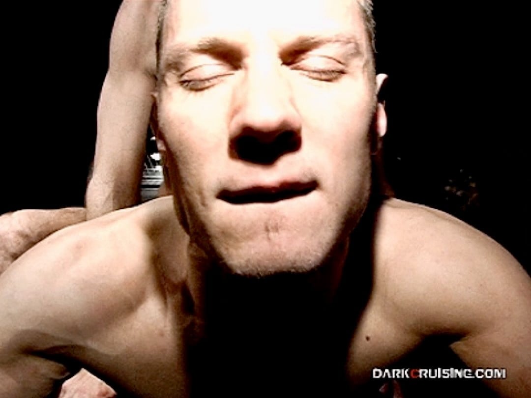 [Darkcruising] Beau mec TTBM cagoulé en Backroom   Image 010