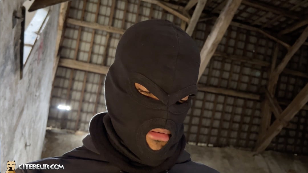 French twink dominiert von einem ultrahochgezüchteten, gemischtrassigen Wachmann in einem besetzten Haus - 2