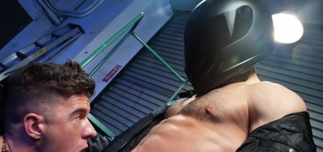 JJ Knight mette il suo grasso cazzo nel culo di un motociclista