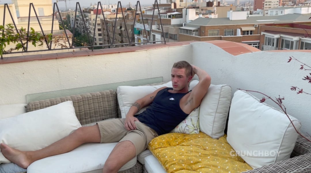 Ausstellungsaufnahme auf den Dächern von Madrid mit Apolo ADRII und seinem heterosexuellen Freund