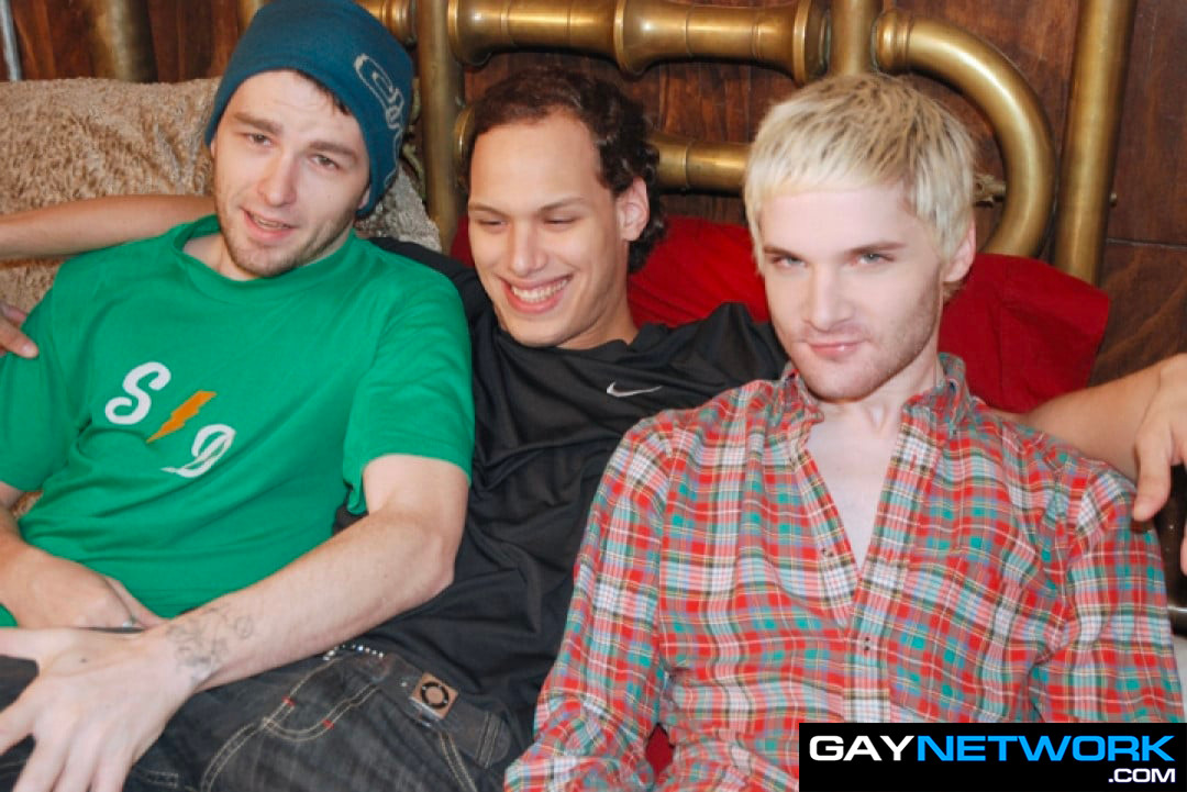 2 gay skateboarders horny for you