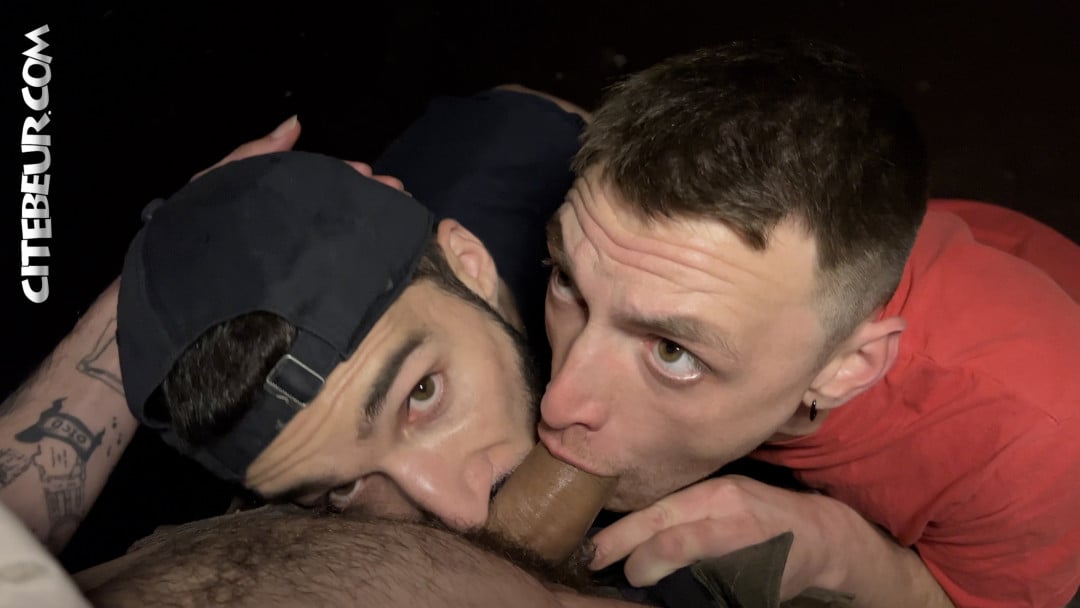 2 mecs gay sucent un mec tbm dans un garage