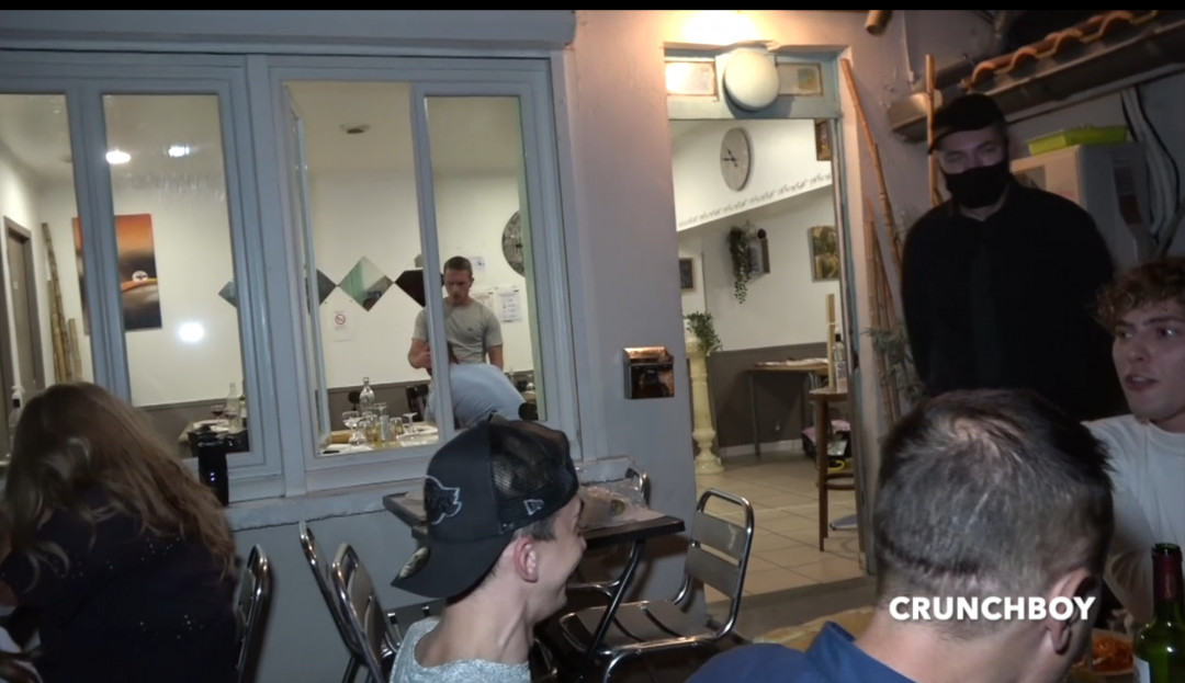 Heterosexueller wird in einem Restaurant in Bordeaux vor allen Leuten gefickt