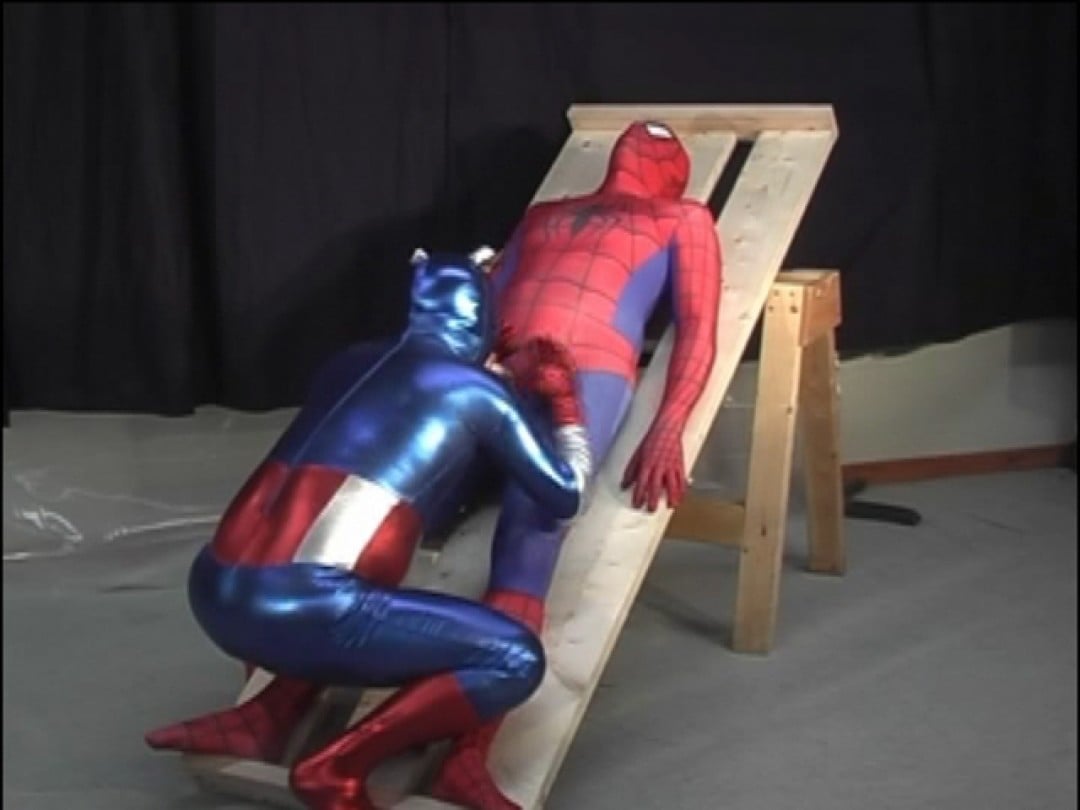 Spécial FETISH et LYCRA avec SUPERMAN et son HÉROS