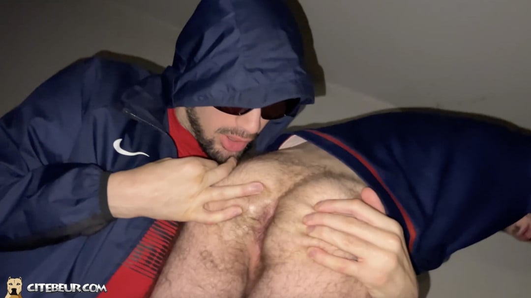 rabzouz inspecte le cul poilu de son pote rebeu gay soumis