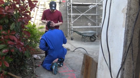 un jeune ouvrier hetero baisé sur un chantier par friend pote